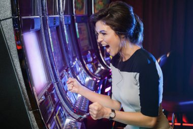 Mutlu kadın slot makineleri casino oynamak
