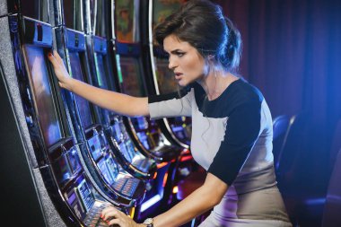 Bağımlısı kumarbaz. Öfkeli kadın kaybetmek her şeyi, Casino slot makineleri oyun sırasında