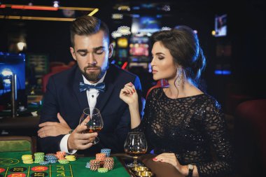 Casino rulet oynamaya güzel iyi giyimli çift