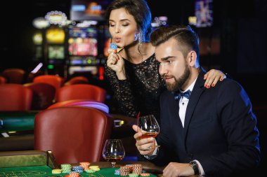 Casino rulet oynamaya güzel iyi giyimli çift