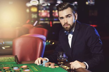 Casino rulet oynamaya zengin yakışıklı adam