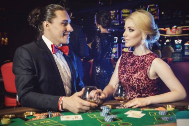 Genç ve güzel çift casino poker oynamaya
