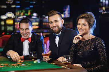 Casino rulet oynamaya zengin Gençler Grup