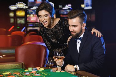 Casino rulet oynamaya güzel iyi giyimli çift