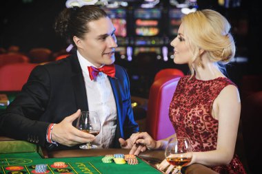 Casino rulet oynamaya güzel iyi giyimli çift