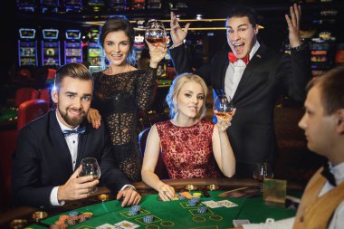 Başarılı bir poker oyunu Casino kutluyor mutlu zengin insanlar