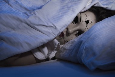 Ürkütücü korkutucu şey senin yatağında gizleme.