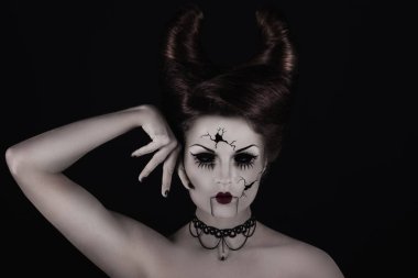 Yaratıcı görüntü Cadılar Bayramı için model. Kafasındaki boynuzları ürkütücü porselen bebek.