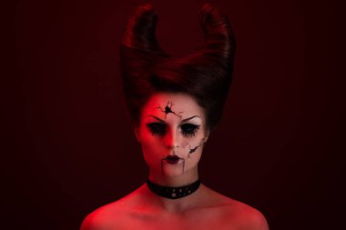 Yaratıcı görüntü model. Kafasındaki boynuzları ürkütücü porselen bebek.