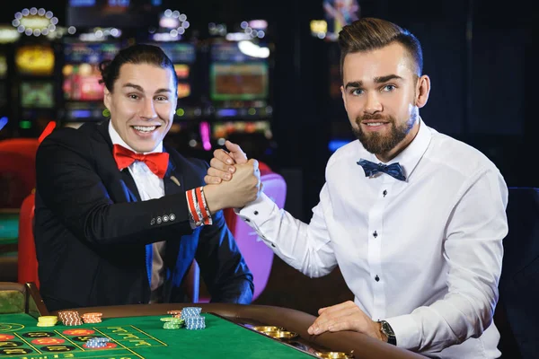 Dos Chicos Guapos Jugando Ruleta Casino — Foto de Stock