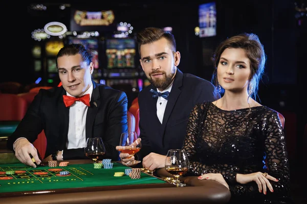 Gruppe Junger Reicher Leute Spielt Roulette Casino — Stockfoto