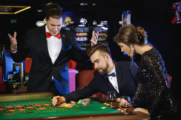 Grupp Unga Rika Människor Spela Roulette Casino — Stockfoto