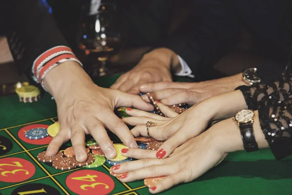 Olika Gands Och Casino Chips — Stockfoto