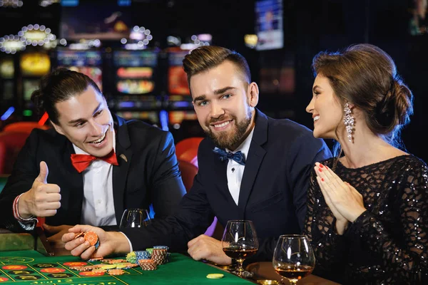 Casino rulet oynamaya zengin Gençler Grup