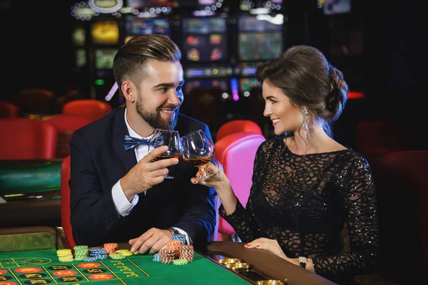 Belo Casal Bem Vestido Jogando Roleta Cassino — Fotografia de Stock