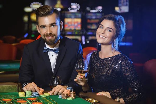 Belo Casal Bem Vestido Jogando Roleta Cassino — Fotografia de Stock