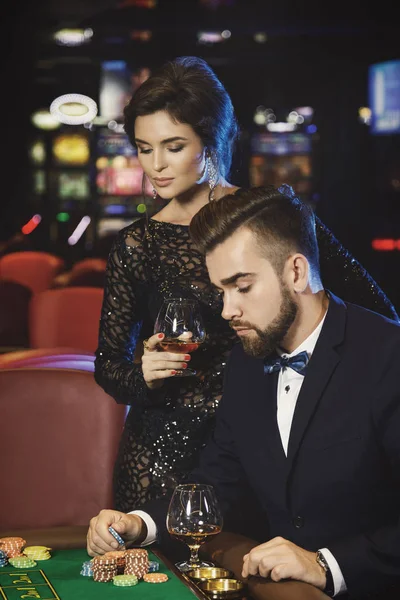 Mooie Goed Geklede Paar Spelen Roulette Het Casino — Stockfoto