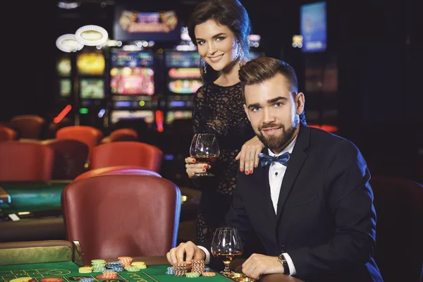 Bella Coppia Ben Vestita Che Gioca Alla Roulette Nel Casinò — Foto Stock