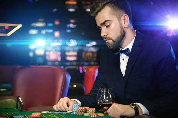 Knappe Man Rich Spelen Roulette Het Casino — Stockfoto