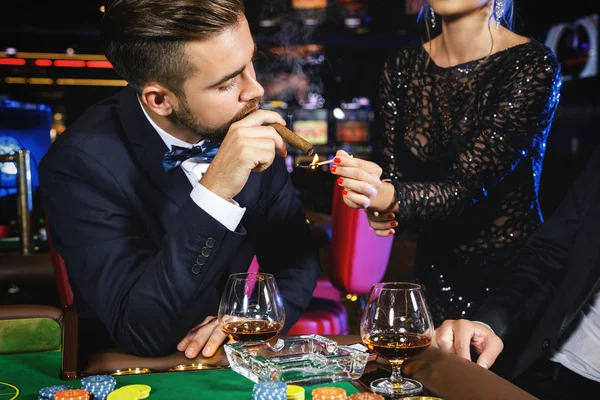 Bel Homme Fumant Cigare Dans Casino — Photo