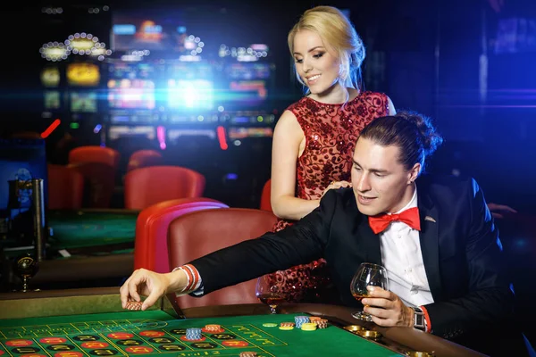 Casino rulet oynamaya güzel iyi giyimli çift
