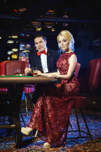 Casino Rulet Oynamaya Güzel Iyi Giyimli Çift — Stok fotoğraf