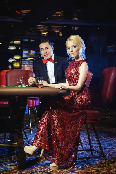 Casino rulet oynamaya güzel iyi giyimli çift