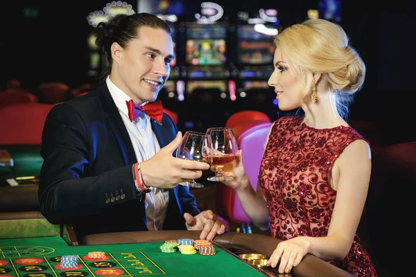 Schönes Gut Gekleidetes Paar Beim Roulette Casino — Stockfoto