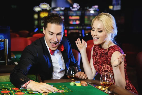 Casino rulet oynamaya güzel iyi giyimli çift