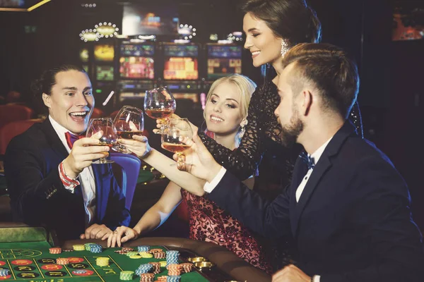 Onların Kazanmak Casino Başarılı Oyundan Sonra Kutluyor Mutlu Zengin Insanlar — Stok fotoğraf