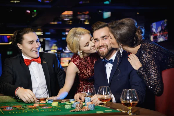 Happy Guy Kissed Two Beautiful Girls Win Roulette — Stock Photo, Image