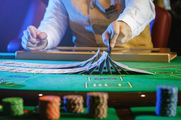 Croupier Professionale Durante Mescolamento Delle Carte Nel Casinò — Foto Stock