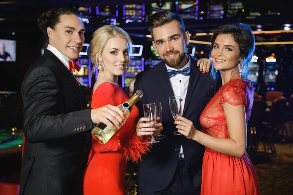 Grup Casino Köpüklü Şarap Içmek Kutlama Sırasında Mutlu Insan — Stok fotoğraf