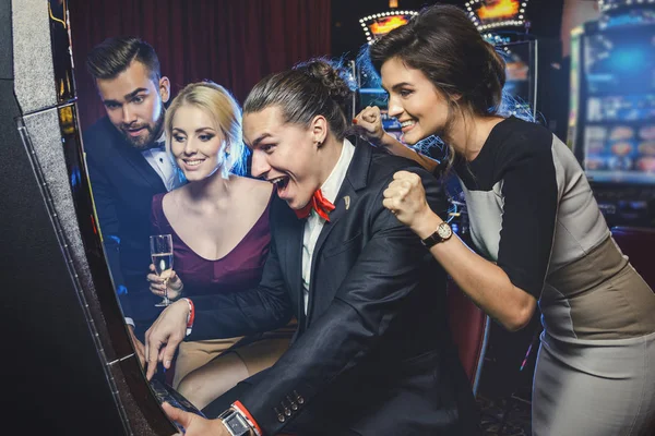 Group Friends Playing Slot Machines Casino — Stock Photo, Image