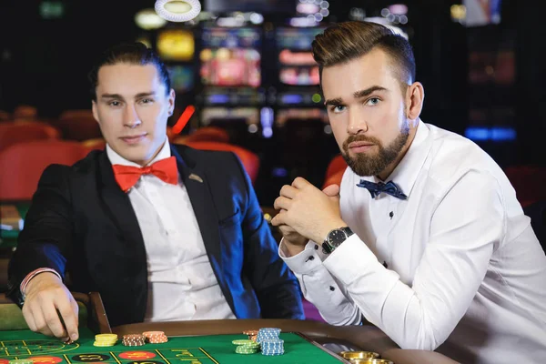 Zwei Gutaussehende Jungs Spielen Roulette Casino — Stockfoto