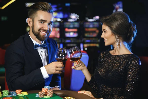 Belo Casal Bem Vestido Jogando Roleta Cassino — Fotografia de Stock