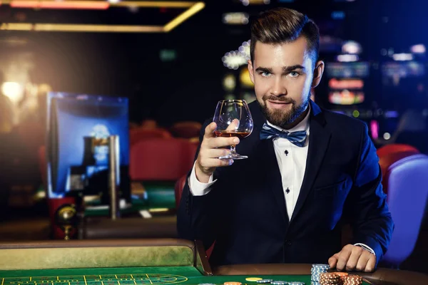 Rico Guapo Hombre Jugando Ruleta Casino — Foto de Stock