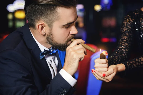 Yakışıklı genç bir puro ile