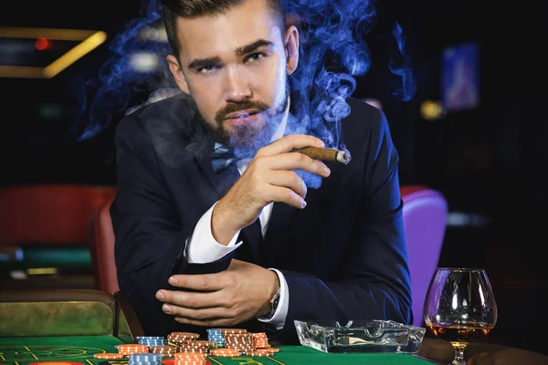 Zengin yakışıklı adam yasaktır puro ve Casino rulet oynamak