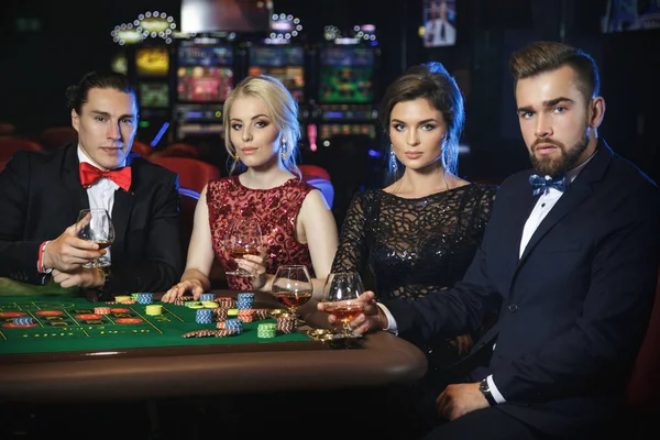 Young Rich People Playing Roulette Casino — Stock Photo, Image