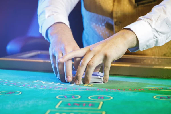 Croupier Profesional Durante Baraja Cartas Casino — Foto de Stock