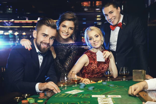 Gençlerin grup poker casino oynamaya zengin
