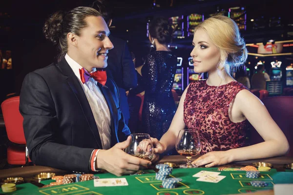 Genç ve güzel çift casino poker oynamaya
