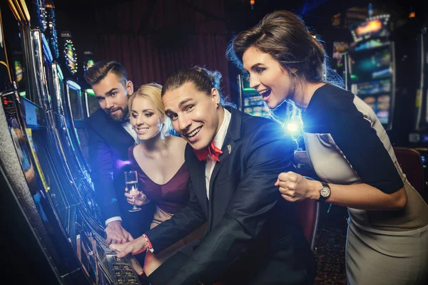 Slot Makineleri Casino Oynamaya Arkadaş Grubu — Stok fotoğraf