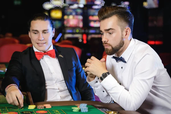 Zwei Gutaussehende Jungs Spielen Roulette Casino — Stockfoto