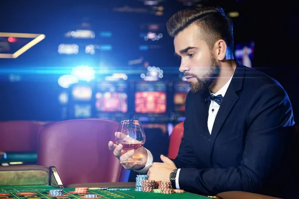 Rico Guapo Hombre Jugando Ruleta Casino — Foto de Stock