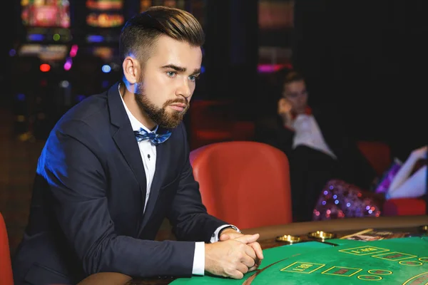 Hombre Guapo Bien Vestido Jugando Las Cartas Casino — Foto de Stock