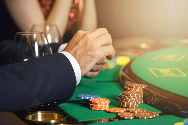 Nahaufnahme Von Männerhänden Und Casino Chips — Stockfoto