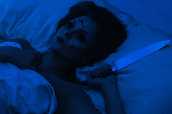 Cadılar Bayramı Için Yaratıcı Görüntü Ürkütücü Porselen Elinde Bıçak Yatakta — Stok fotoğraf
