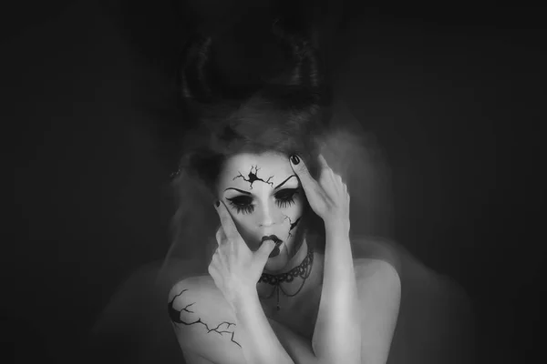 Model Creatieve Afbeelding Voor Halloween Spooky Porseleinen Pop Met Hoorns — Stockfoto
